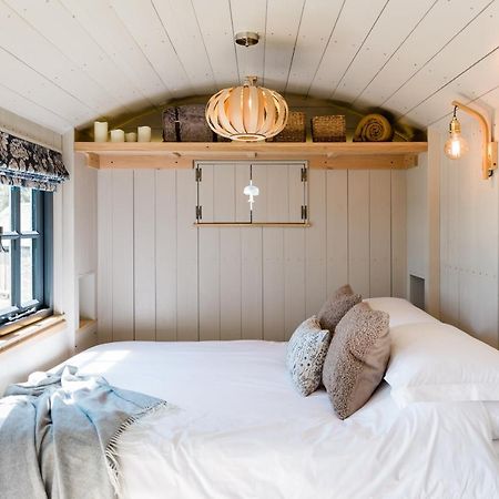 Boutique Cornish Shepherd'S Hut With Hot Tub Launceston Exterior photo