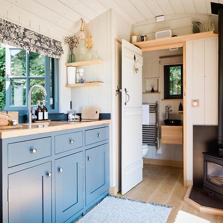 Boutique Cornish Shepherd'S Hut With Hot Tub Launceston Exterior photo