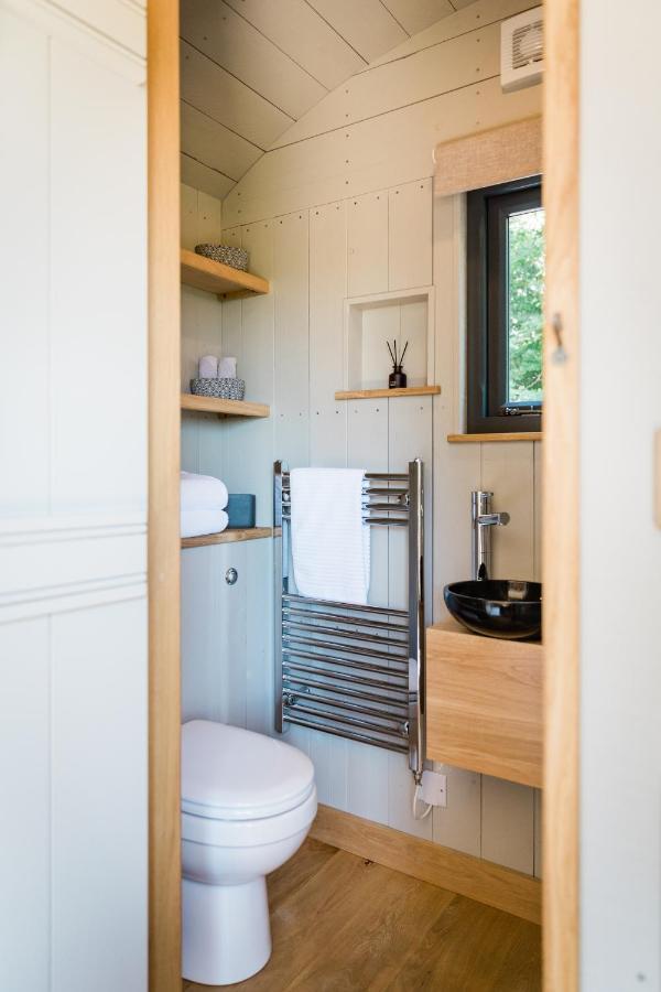Boutique Cornish Shepherd'S Hut With Hot Tub Launceston Exterior photo